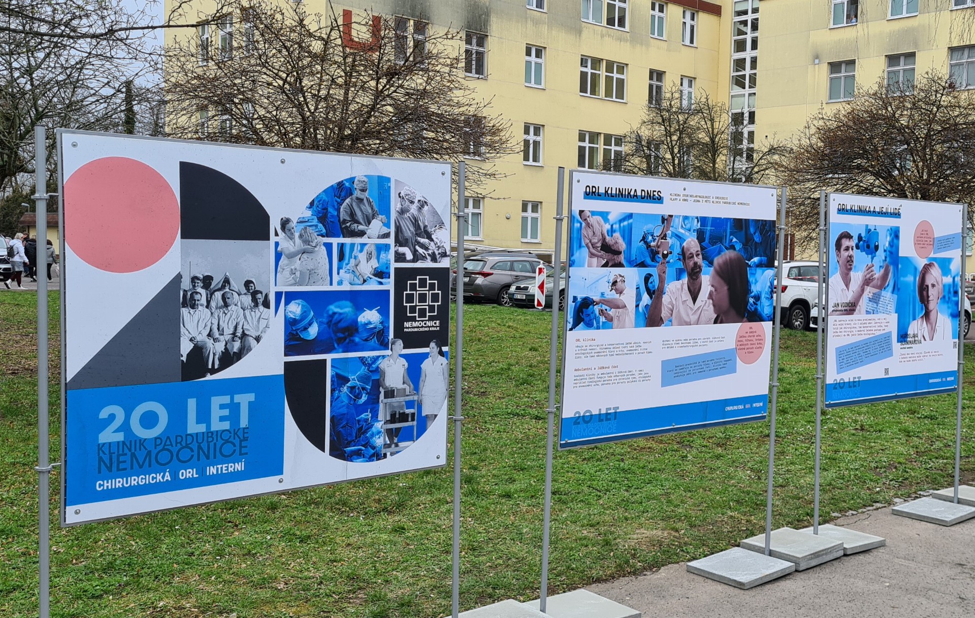 Příběhy a fotografie. V Pardubické nemocnici je k vidění venkovní výstava