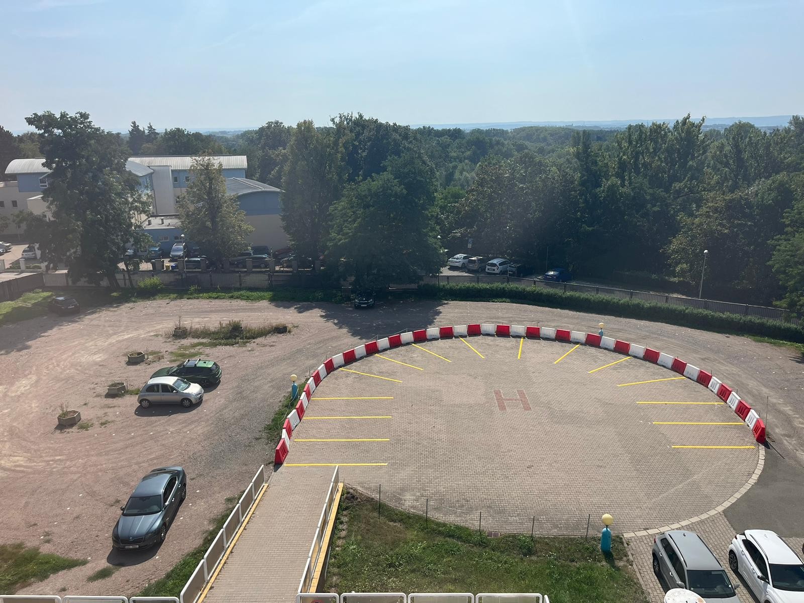 Starý heliport se proměnil na parkovací místa.